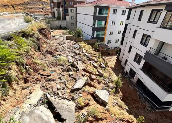 Ankara’da yağmur sonrası istinat duvarı yıkıldı