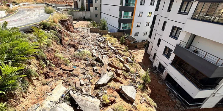 Ankara’da yağmur sonrası istinat duvarı yıkıldı