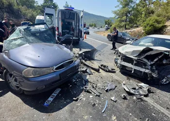 Antalya’da iki otomobilin çarpıştığı feci kazada 8 yaralı