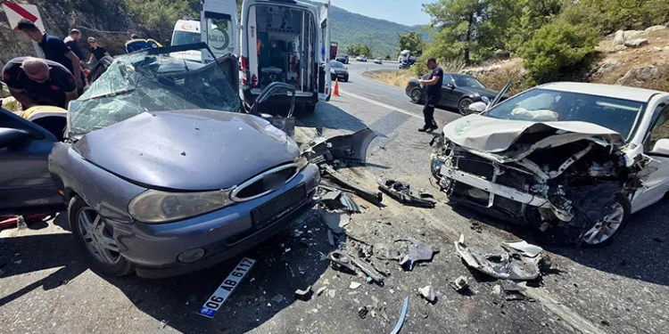Antalya’da iki otomobilin çarpıştığı feci kazada 8 yaralı