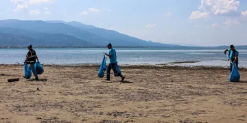 Sapanca Gölü çevresinden 2 ton çöp toplandı