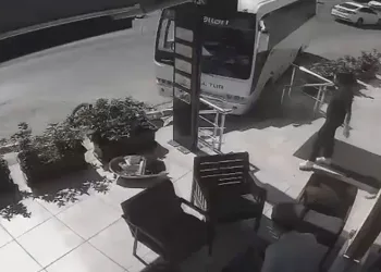 Freni boşalan servis midibüsü direğe çarparak durabildi