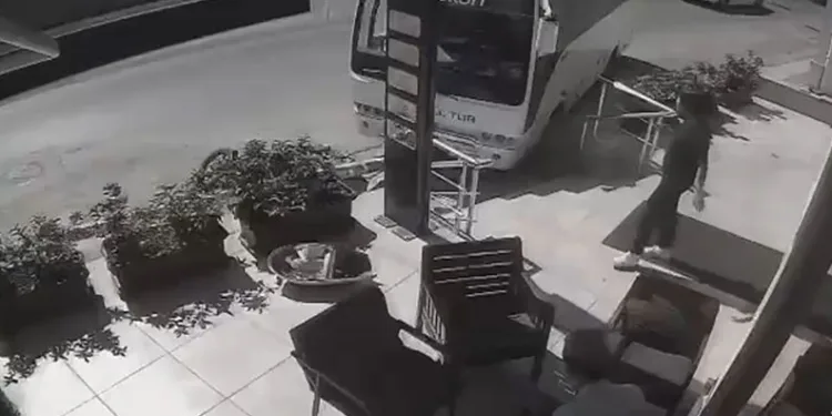 Freni boşalan servis midibüsü direğe çarparak durabildi