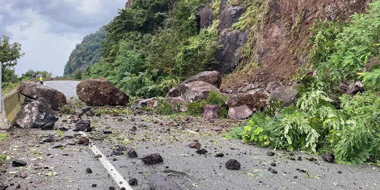 Karadeniz Sahil Yolu ulaşıma kapandı