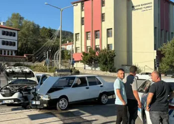 2 otomobil kafa kafaya çarpıştı