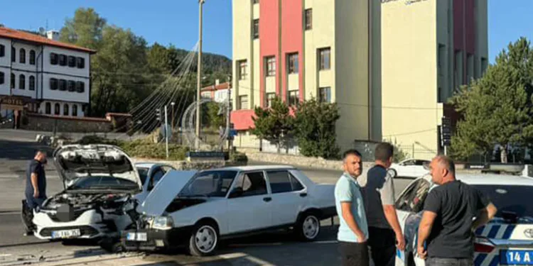 2 otomobil kafa kafaya çarpıştı