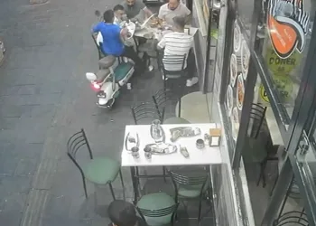 Elektrikli bisiklet yemek yiyenlerin arasına daldı