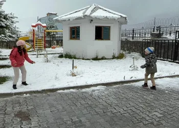 Sarıkamış’a mevsimin ilk karı yağdı