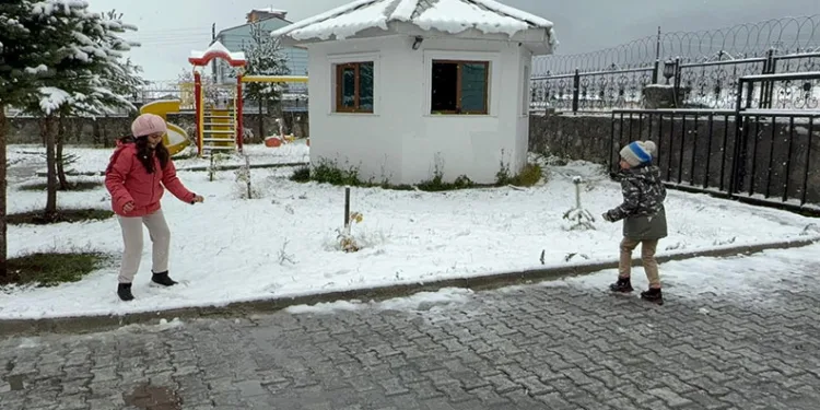 Sarıkamış’a mevsimin ilk karı yağdı