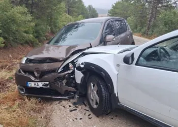 Bilecik’te seyir halinde kafa kafaya çarpıştılar; 3 yaralı