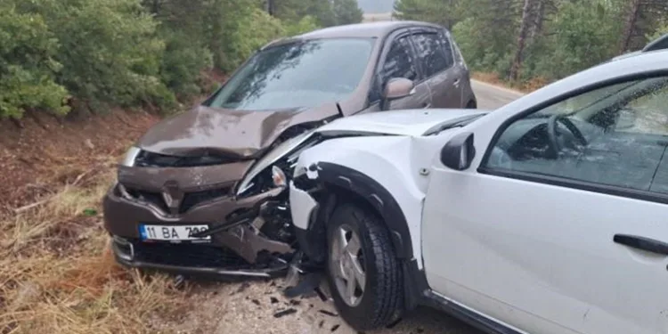 Bilecik’te seyir halinde kafa kafaya çarpıştılar; 3 yaralı