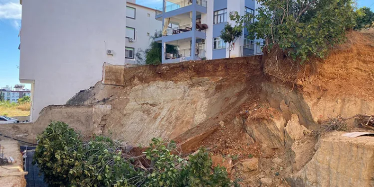 Antalya’da inşaat temelinde ikinci toprak kayması