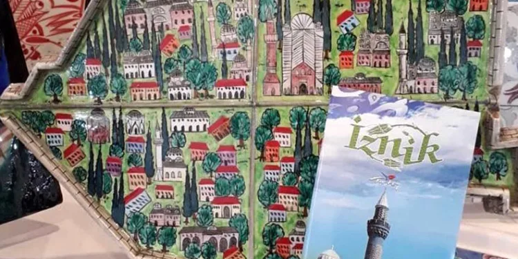 Çini Sanatçısı Papa’ya hediye etmek için özel bir eser hazırlıyor