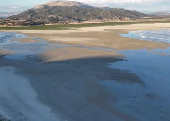 Eğirdir Gölü buzul çağından bu yana ilk kez ikiye bölündü