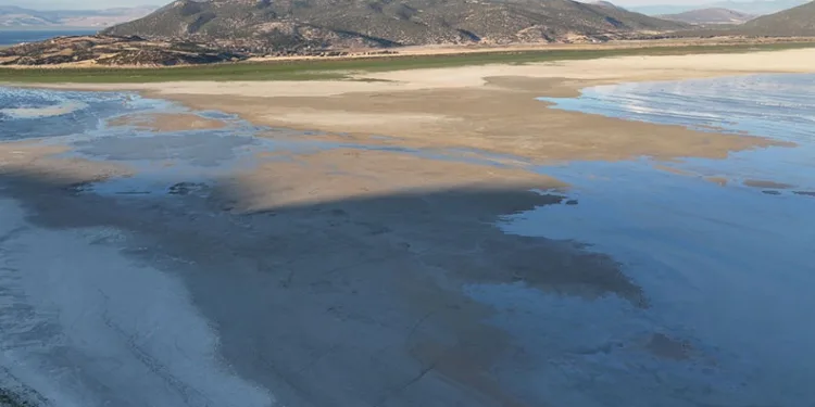 Eğirdir Gölü buzul çağından bu yana ilk kez ikiye bölündü