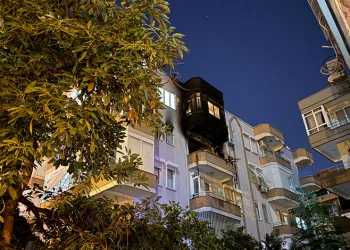 Alanya’da 5 katlı binada yangın: 1 kişi hayatını kaybetti