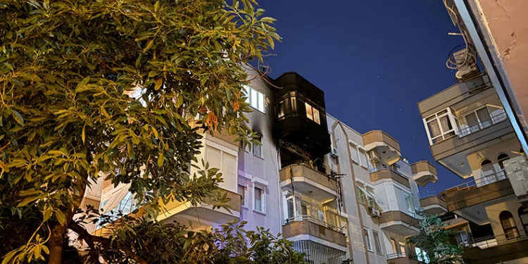 Alanya’da 5 katlı binada yangın: 1 kişi hayatını kaybetti