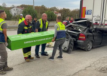 Otomobil tırın altına girdi: Sürücü hayatını kaybetti