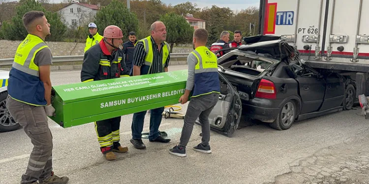 Otomobil tırın altına girdi: Sürücü hayatını kaybetti
