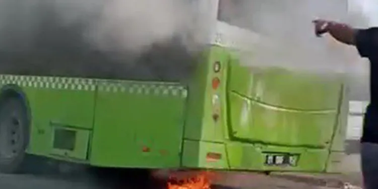 Adana’da belediye otobüsü alev alev yandı