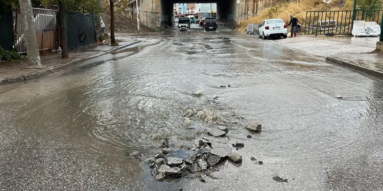İzmir’de etkili olan sağanak sonrası yollar göle döndü
