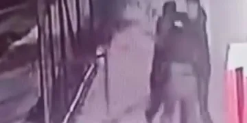 Lise öğrencilerini dövüp bacaklarından bıçakladılar