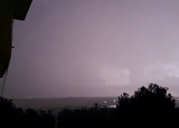 Diyarbakır’da şimşekler geceyi gündüze çevirdi