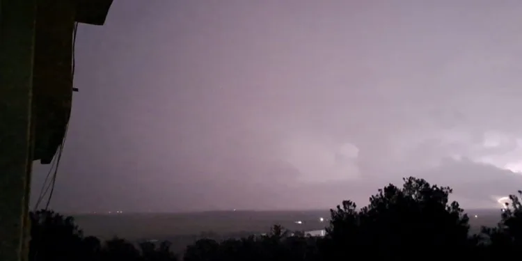 Diyarbakır’da şimşekler geceyi gündüze çevirdi