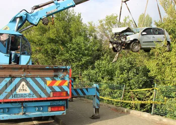 Üniversite öğrencilerinin bulunduğu otomobil bahçeye uçtu: 4 yaralı