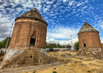 Ahlat’ta bulutlar ve tarihi kümbetler görsel şölen oluşturdu
