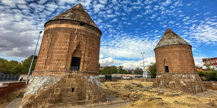 Ahlat’ta bulutlar ve tarihi kümbetler görsel şölen oluşturdu