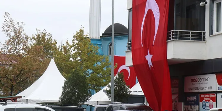 Sakaryalı şehidin mahallesi Türk bayraklarıyla donatıldı