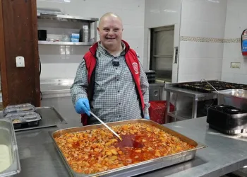 Gürsu’nun gülen yüzü Mesut, yemek dağıtımda