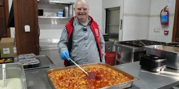 Gürsu’nun gülen yüzü Mesut, yemek dağıtımda