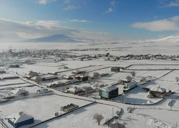 Kars beyaz örtüsünü çekti, buzlanan yolda tır kaldı