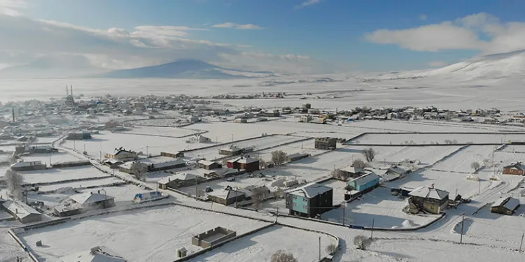 Kars beyaz örtüsünü çekti, buzlanan yolda tır kaldı