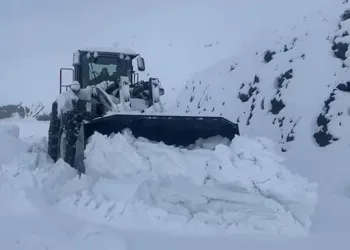 Şırnak’ta kar yarım metreyi geçti