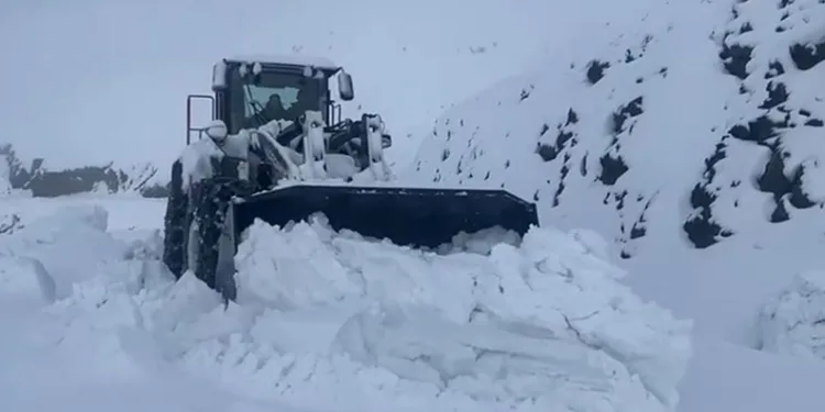 Şırnak’ta kar yarım metreyi geçti