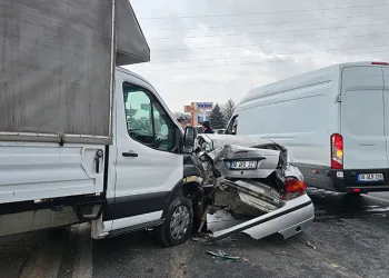 Kırmızı ışıkta duramayan kamyonet ortalığı savaş alanına çevirdi: 1’i ağır 3 yaralı