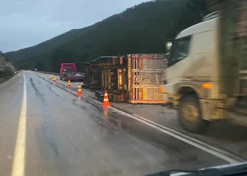 Bolu’da odun yüklü tır devrildi