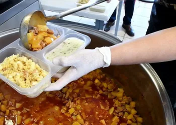 İznik Belediyesi’nden 365 gün sıcak yemek desteği