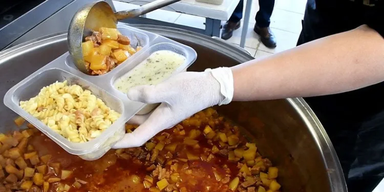 İznik Belediyesi’nden 365 gün sıcak yemek desteği