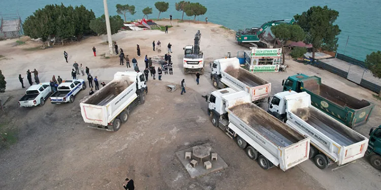 Adana’da yıkım gerginliği bitti: Kepçeler yıkıma başladı