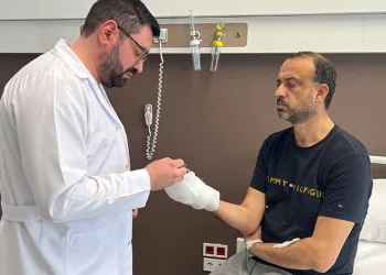 Kopan parmağını buz poşetine koyup Türkiye’ye geldi