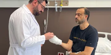 Kopan parmağını buz poşetine koyup Türkiye’ye geldi