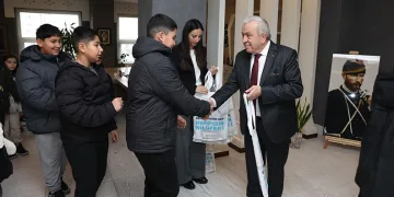 Çocuklar el emeklerini Başkan Şadi Özdemir’e hediye etti