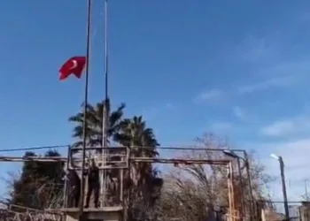 Bayrak indirme provokasyonuna tepkiler çığ gibi büyüyor!