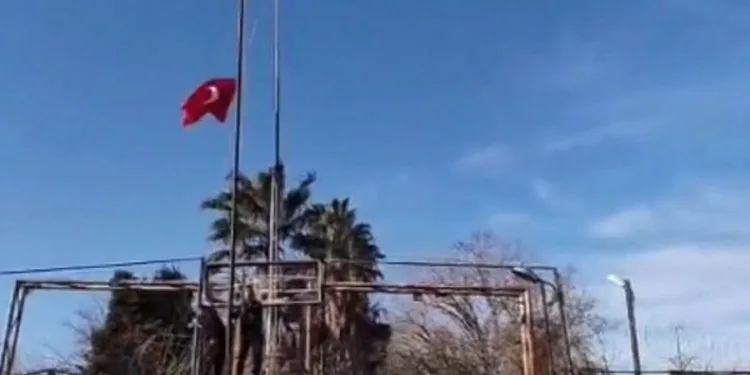 Bayrak indirme provokasyonuna tepkiler çığ gibi büyüyor!