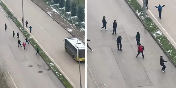 İnegöl’de kar topu gerginliği: Otobüs şoförü çocukları sopayla kovaladı