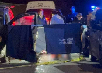 Yasak ilişki yaşadığı sevgilisini boğazını keserek öldürdü